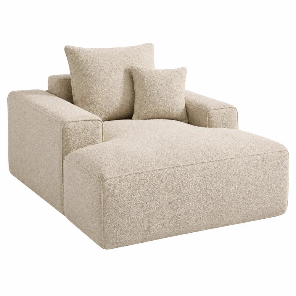 Poltrona chaise longue imbottita in tessuto bouclé beige chiaro con braccioli rettangolari e cuscini 100 x 150 x 90 cm